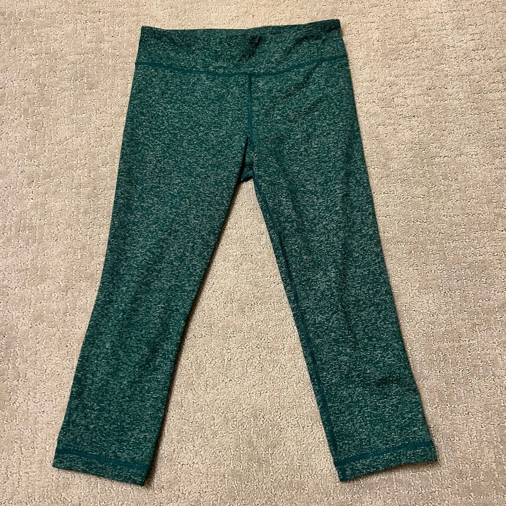 Under Armour womens green capri tights size small